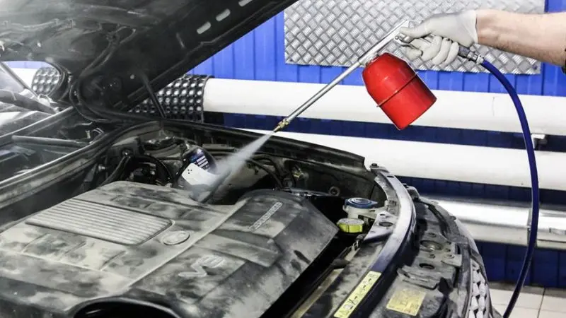 Как моют двигатель автомобиля на автомойке