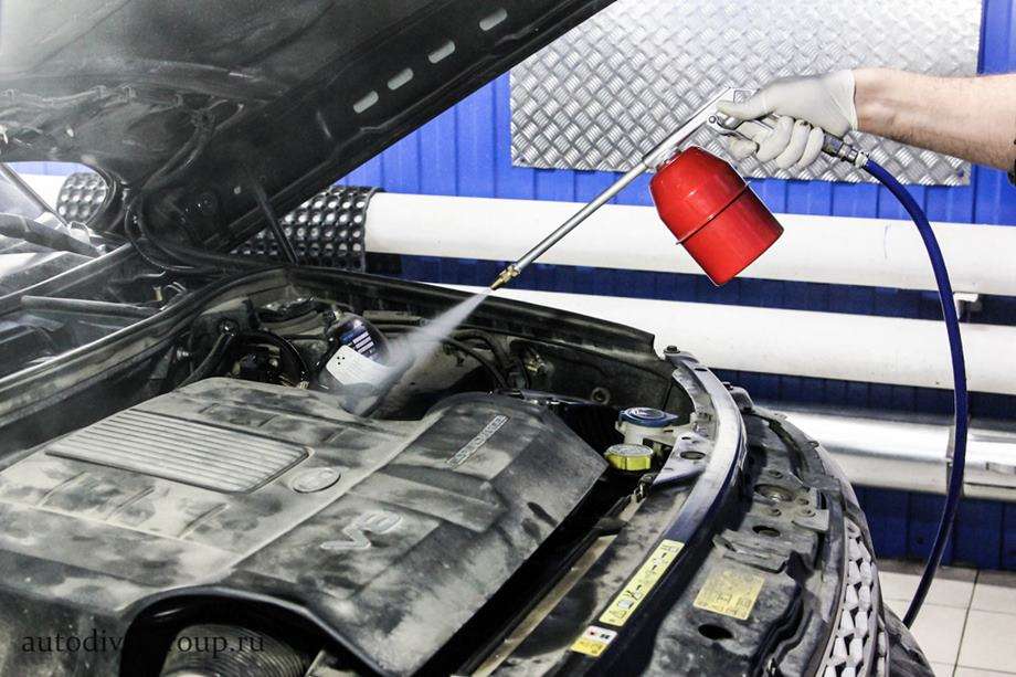 Как моют двигатель автомобиля на автомойке