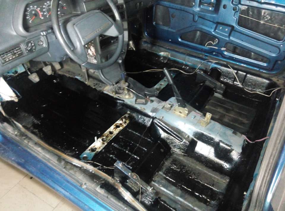 Обработка днища автомобиля в салоне