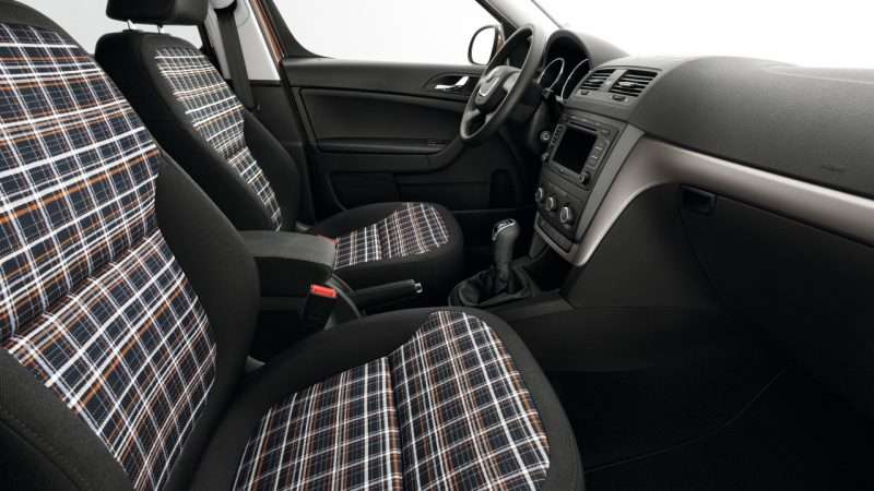 Выбор ткани для обивки автомобильного салона: практическое руководство