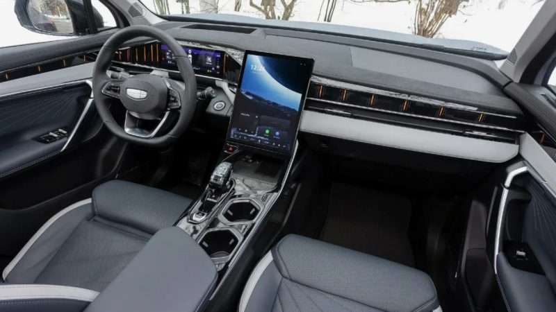 Комфорт в деталях: особенности интерьера Джили Атлас