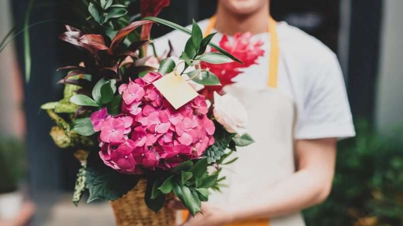 Цветы как арт-объект: креативные идеи и экспресс-доставка дизайнерских композиций