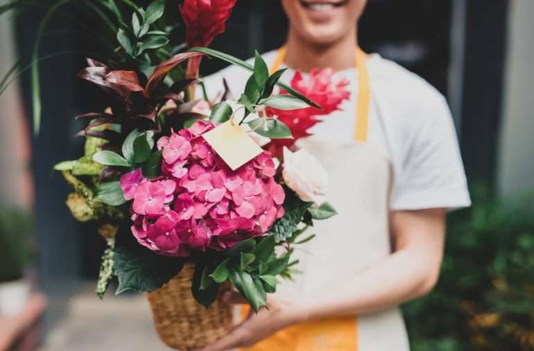 Цветы как арт-объект: креативные идеи и экспресс-доставка дизайнерских композиций